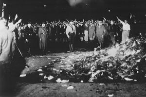 Nacisti spaljuju knjige u Berlinu 1933.