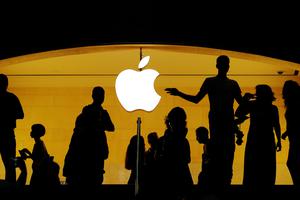 Siluete prolaznika pred Apple trgovinom