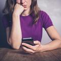 Žena gleda u  mobitel