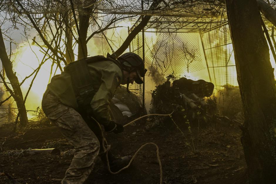 Ukrainian servicemen fire a field artillery gun towards Russian troops at a frontline position in Zaporizhzhia region | Author: Stringer