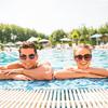 Turisti u hotelskom bazenu