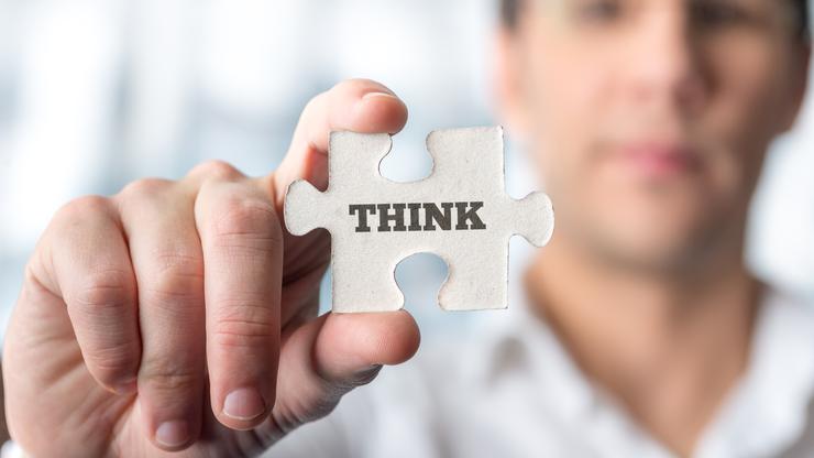 Čovjek drži puzzlu Think