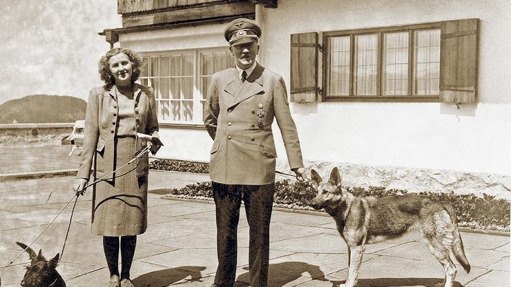 Eva Braun and Adolf Hitler with dogs / photo 1942