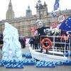 Porsvjednici se u Londonu rugaju Theresi May