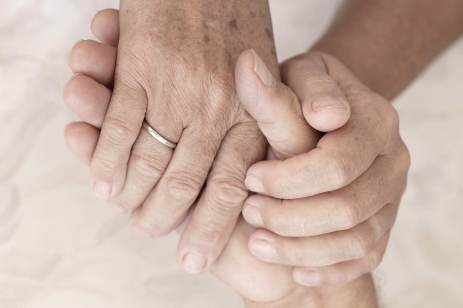 Držanje za ruke | Author: Thinkstock