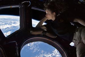 Astronautkinja promatra zemlju iz ISS-a